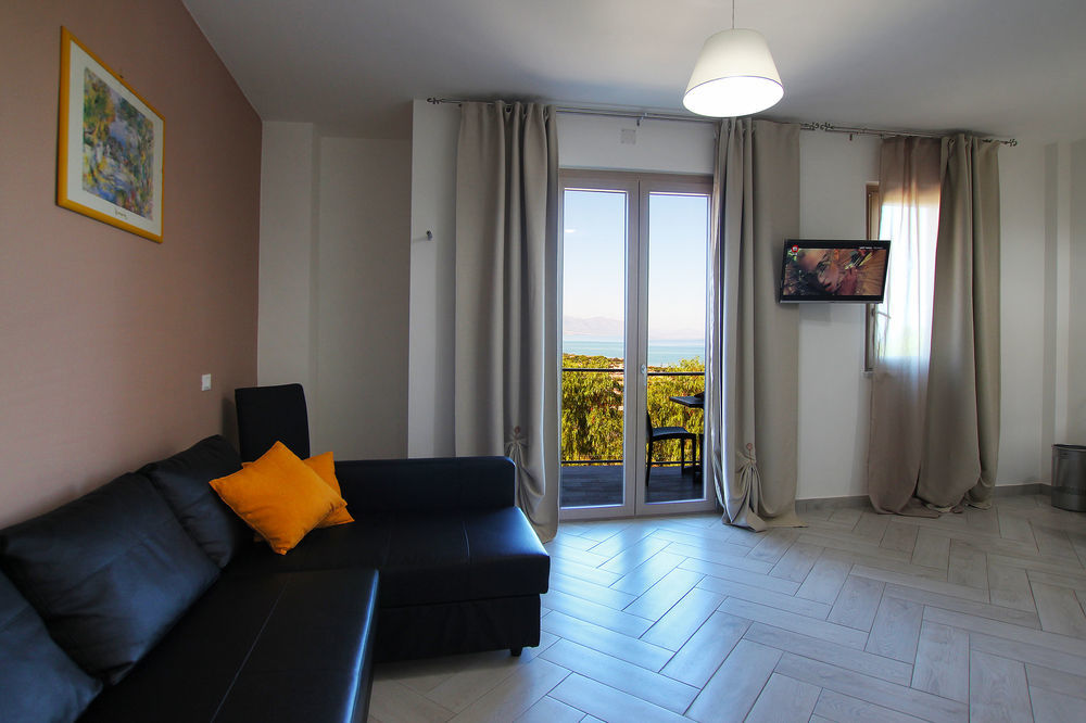 Belvedere Rent Rooms Campofelice Di Roccella Exterior photo